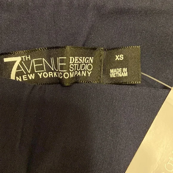 New York & Company - Women's Straight Leg Pull-On Stretch Pants (NWT) - Picture 3 of 6